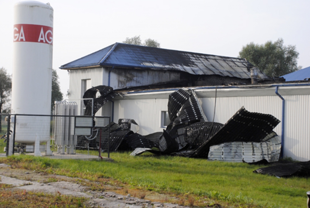  Vairāk nekā 1000 kvadrātmetru platībā izdega ēkas jumts un ražošanas telpas, neskarts palika vienīgi birojs.
Autors: Ivars Bogdanovs