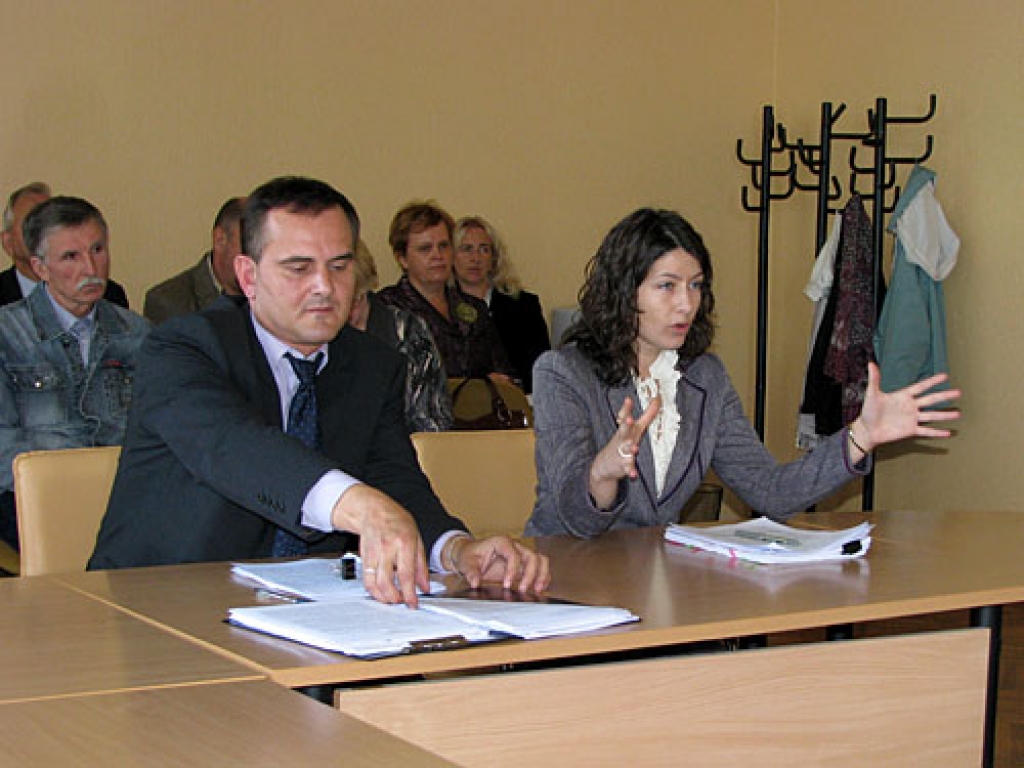 Novada domes jurists Modris Mākulēns ar saviem argumentiem spēja pārliecināt sešus no deviņiem finanšu komitejas deputātiem. SIA «„Mūsas straume» intereses finanšu komitejas sēdē 23. septembrī pārstāvēja juriste Inese Rozentāle. 
Autors: Vilnis Auzāns