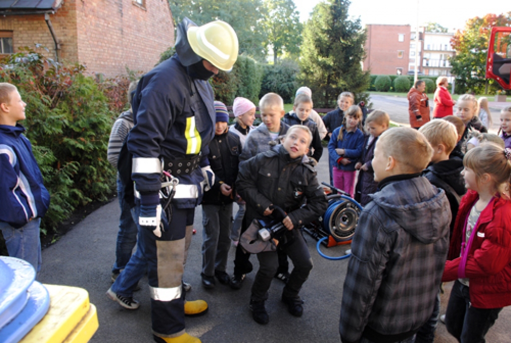 Puikas labprāt paņem rokā dažādus glābēju darbarīkus.
Autors: Ivars Bogdanovs