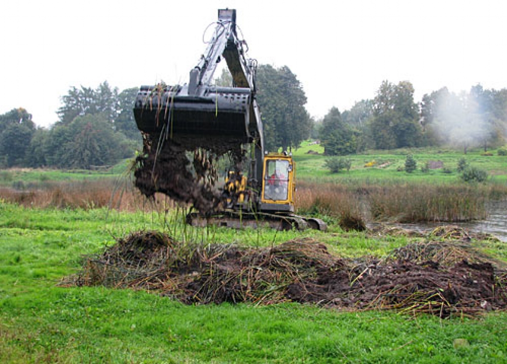 No Mūsas gultnes izsmeltie atkritumi tiek krauti līdzās upei. Kad netīrumu masa apžūs, to vedīs projām uz atkritumu izgāztuvi. 
Autors: Vilnis Auzāns