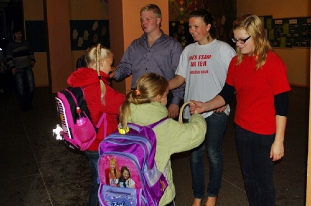 Bauskas 1. vidusskolas skolēnus pie skolas ieejas sagaidīja skolēnu domes pārstāvji, arī tās prezidents Reinis Artimovičs. 
Autors: Uldis Varnevičs