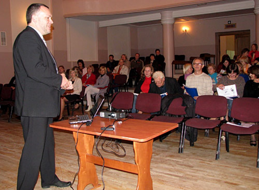 Centrālās vēlēšanu komisijas priekšsēdētājs Arnis Cimdars uzrunā vēlēšanu komisiju locekļus Bauskas tautas namā. 
Autors: Vilnis Auzāns