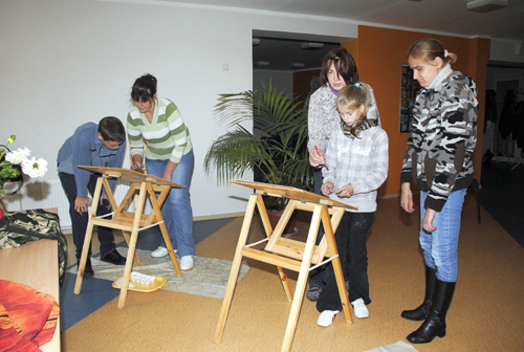 Plenēra gaitā dalībniekiem Tomam Ritumam, Baibai Ritumai, Anastasijai Derjučenko un Natālijai Makrjakovai māksliniece Daile Feldmane palīdzēja atrast izdevīgāko skatpunktu uz atveidojamo objektu.
Autors: Juris Iļņickis
