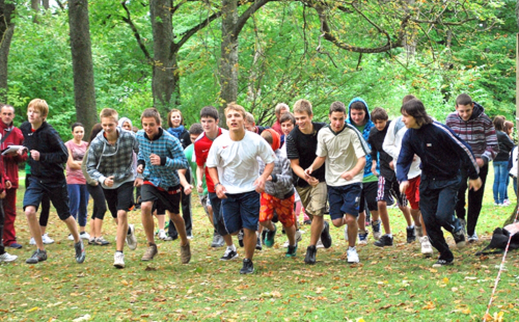 Skrējienā parkā Iecavas vidusskolas 9. klases puiši. 
Autors: Uldis Varnevičs