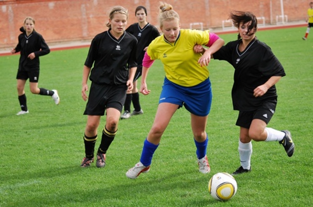 Cīņa par bumbu Bauskas BJSS futbolistēm (melnos tērpos) un viesu komandas spēlētājām noritēja visai agresīvi. 
Autors: Uldis Varnevičs