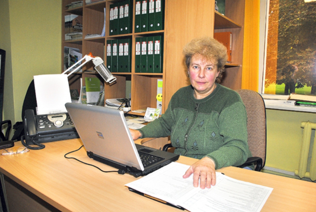 Inese Gedvarde, Latvijas Lauku konsultāciju un izglītības centra Bauskas nodaļas speciāliste, ir sagatavojusi teju 250 lauksaimniecības skaitīšanas anketu. 
Autors: Juris Iļņickis