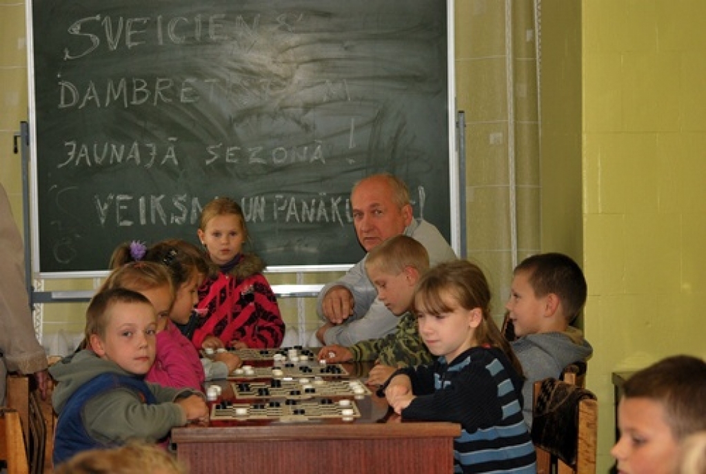 Daži skolotāja Ilgvara Ūdra skolēni pirmo reizi piedalījās oficiālās dambretes sacensībās. 
Autors: Uldis Varnevičs