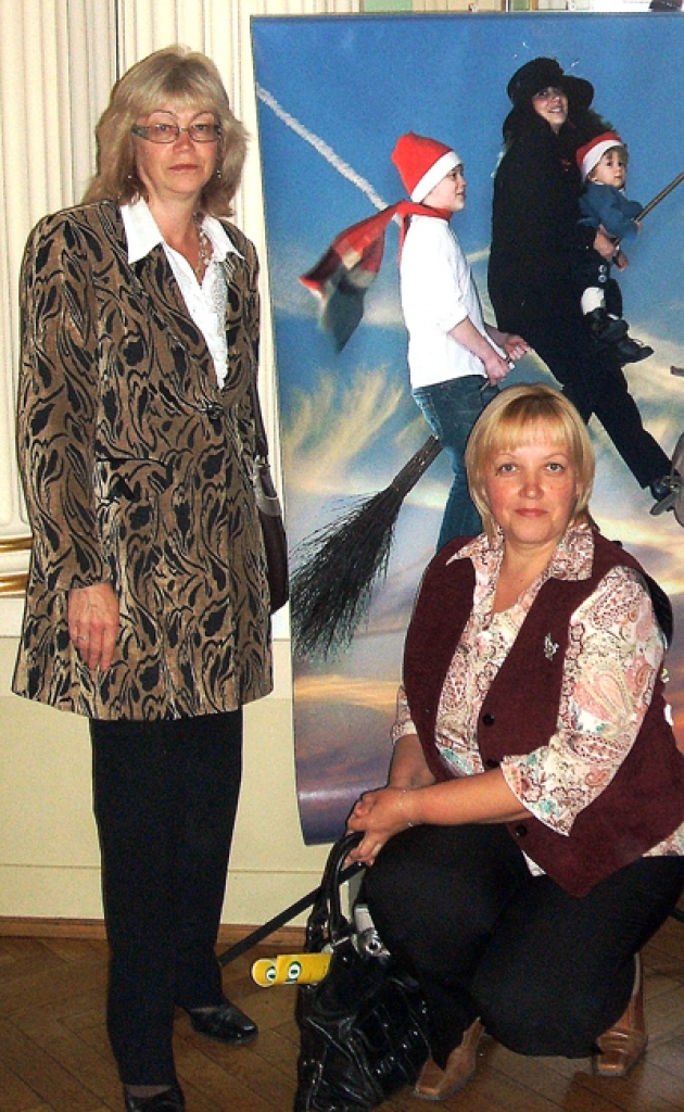 Akcijas «Pasaule tavā bibliotēkā» noslēguma konferencē Rīgā piedalīsies Pilsrundāles bibliotēkas vadītāja Aelita Ramane (no labās) un Bauskas bērnu bibliotēkas vadītāja Sarmīte Freimane.
Autors: no «Bauskas Dzīves» arhīva