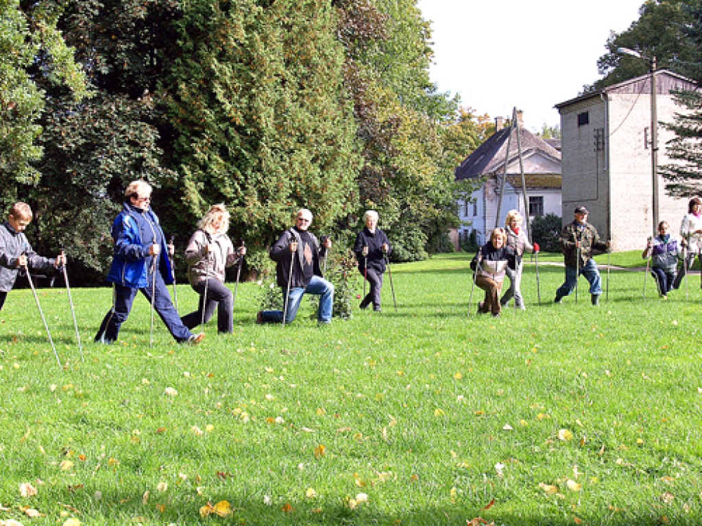 Nūjošana 19. septembrī Dartijas apkaimē un velobrauciens no pašvaldības ēkas līdz nesen atklātajam Dievdārziņam piesaistīja ap pussimt kustīga dzīvesveida cienītāju.
Autors: Madara Ērgle