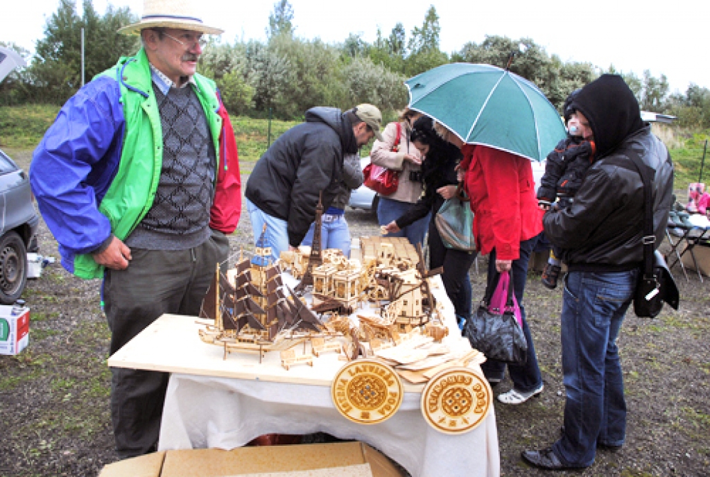 Juris Cepure ir apguvis kokapstrādi ar lāzera tehnoloģiju un krīzes laikā piedāvā suvenīrpogas ar dažādiem uzrakstiem, arī veiksmes pogu.
Autors: Juris Iļņickis
