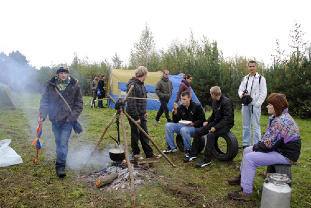 Kaut arī nedēļas nogale bija rudenīga, jaunos tūristus tas nebiedēja, viņi sildījās pie ugunskura.
Autors: Juris Iļņickis