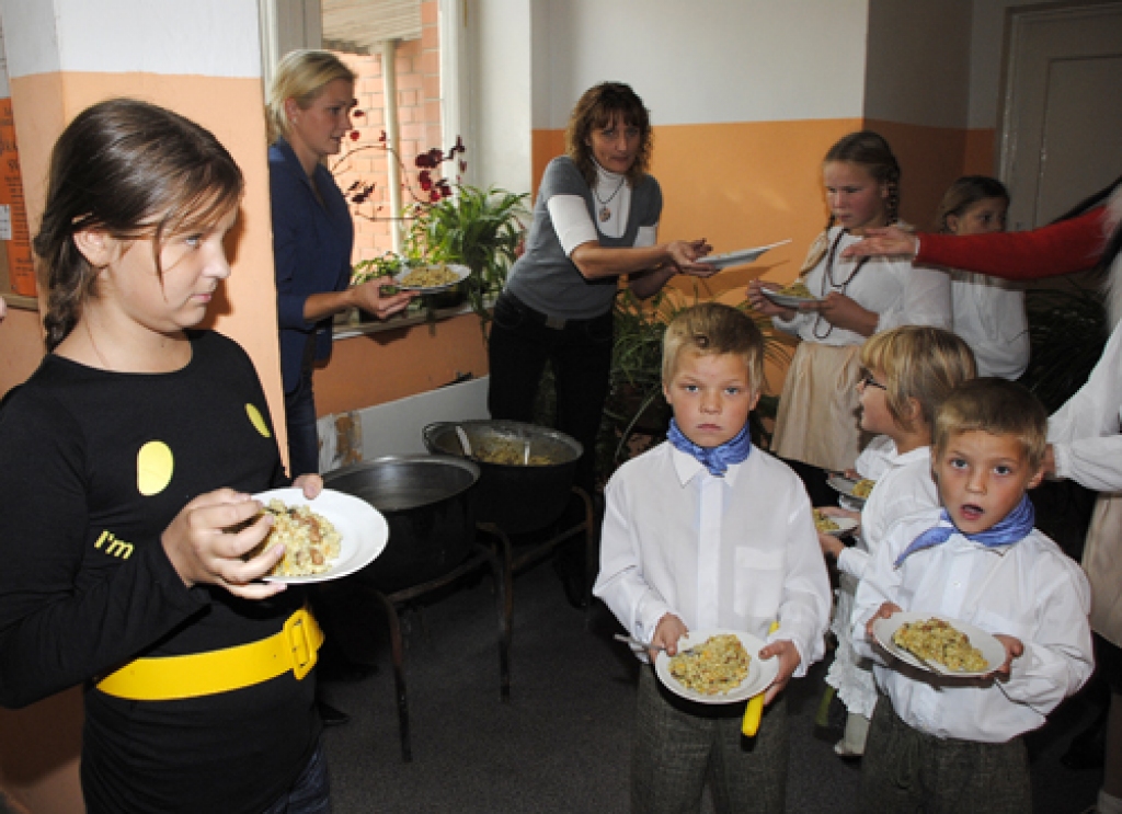 Judīte Žukovska (no labās) un Madara Lisovska rudens ražas svētku dalībniekus cienāja ar siltu biezputru. 
Autors: Juris Iļņickis