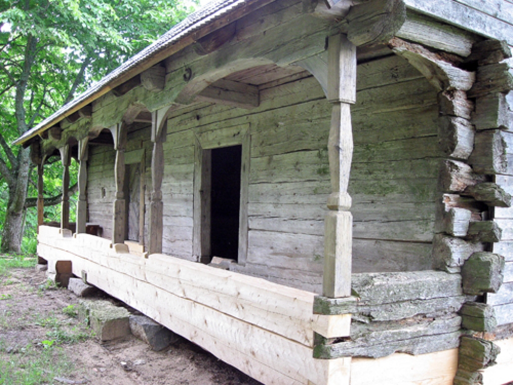 «Pliekšānu» klētiņas restaurācijā piedalās uzņēmuma «Dziedrs» meistari.
Autors: M.Putniņa