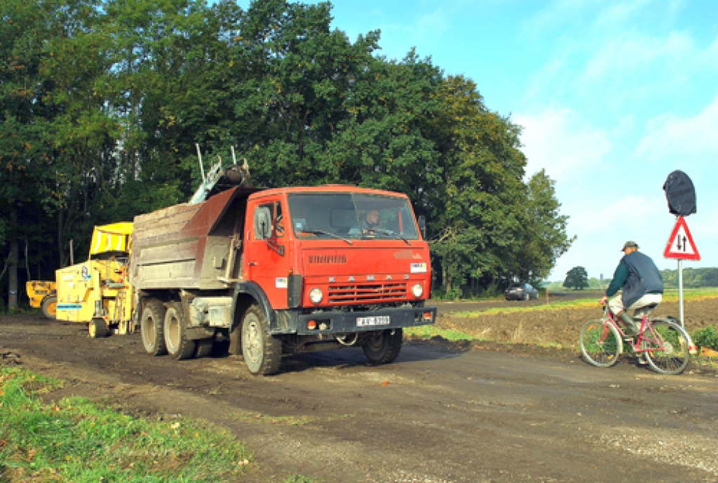SIA «Viona» strādniekiem palicis pēdējais darba posms – jāatjauno asfalta segums aplī ap Buku birzi. Paredzams, ka 22. septembrī ceļa Uzvara–Buku birzs– Šmuļi rekonstrukcija tiks pabeigta. 
Autors: Uldis Varnevičs