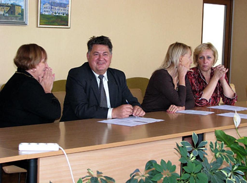 Pirms izglītības darba grupas sanāksmes 14. septembrī par skolu turpmāko pastāvēšanu apspriežas mācību iestāžu vadītāji Vera Grigorjeva (no kreisās), Jānis Rumba, Tija Milgrāve un Daiga Vīlipa. 
Autors: Vilnis Auzāns