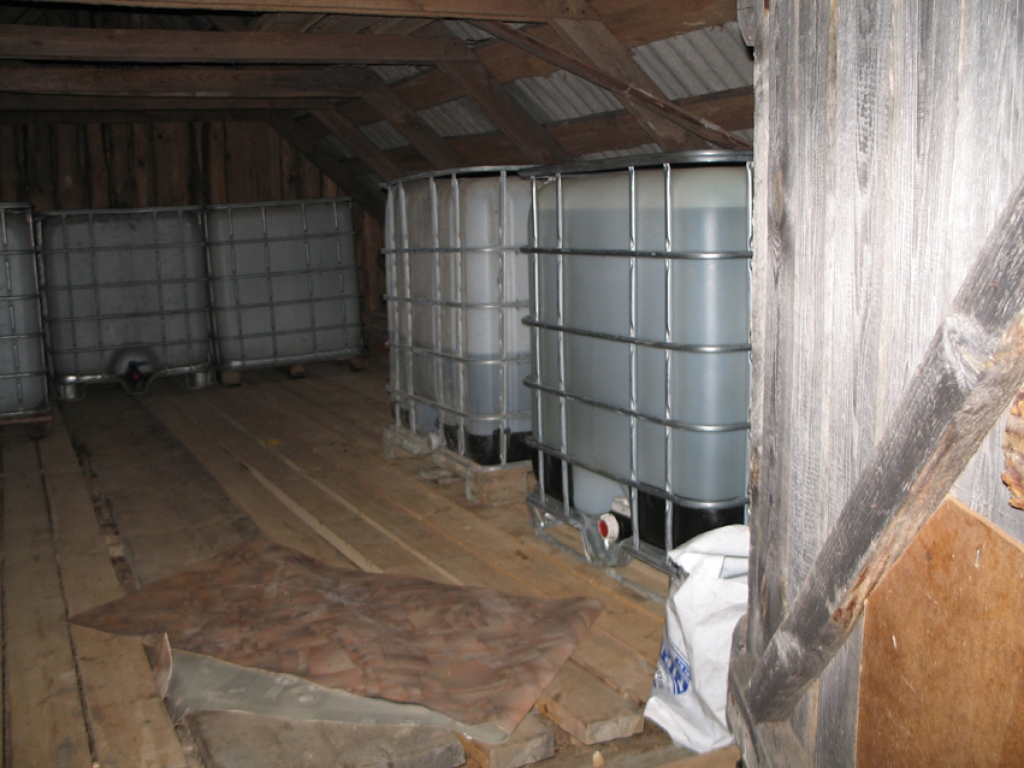 Veicot kratīšanu Bauskas novadā esošajā īpašumā, tika atrastas vairāk nekā 18 tonnas šķidruma ar alkoholam raksturīgu smaržu, kā arī nereģistrēta divstobru medību bise, pielādēta ar munīciju, un vairāki desmiti medību bises patronu.
Autors: Policijas izplatīts foto.