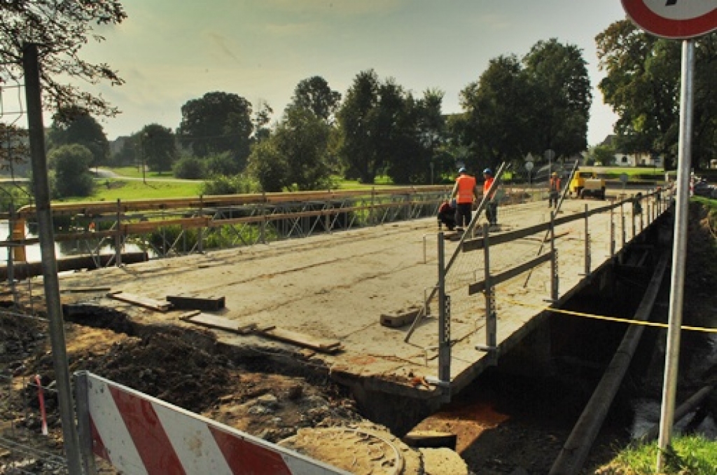 Gājēju pārvietošanās pār Baldones ielu noslēdzošo tiltu pāri Iecavas upei remonta darbu laikā nav ieteicama. 
Autors: Uldis Varnevičs