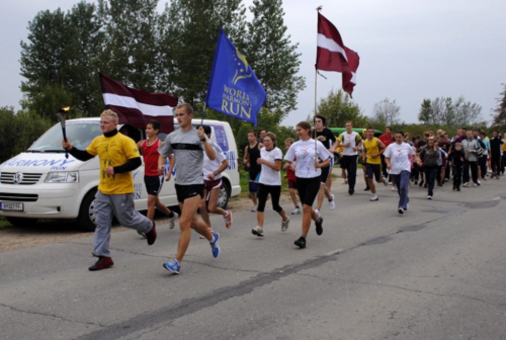 Pasaules sadraudzības skrējiens «World Harmony run», kas apvieno cilvēkus no daudzām pasaules valstīm, šogad cauri veda arī Bauskai.
Autors: Ivars Bogdanovs