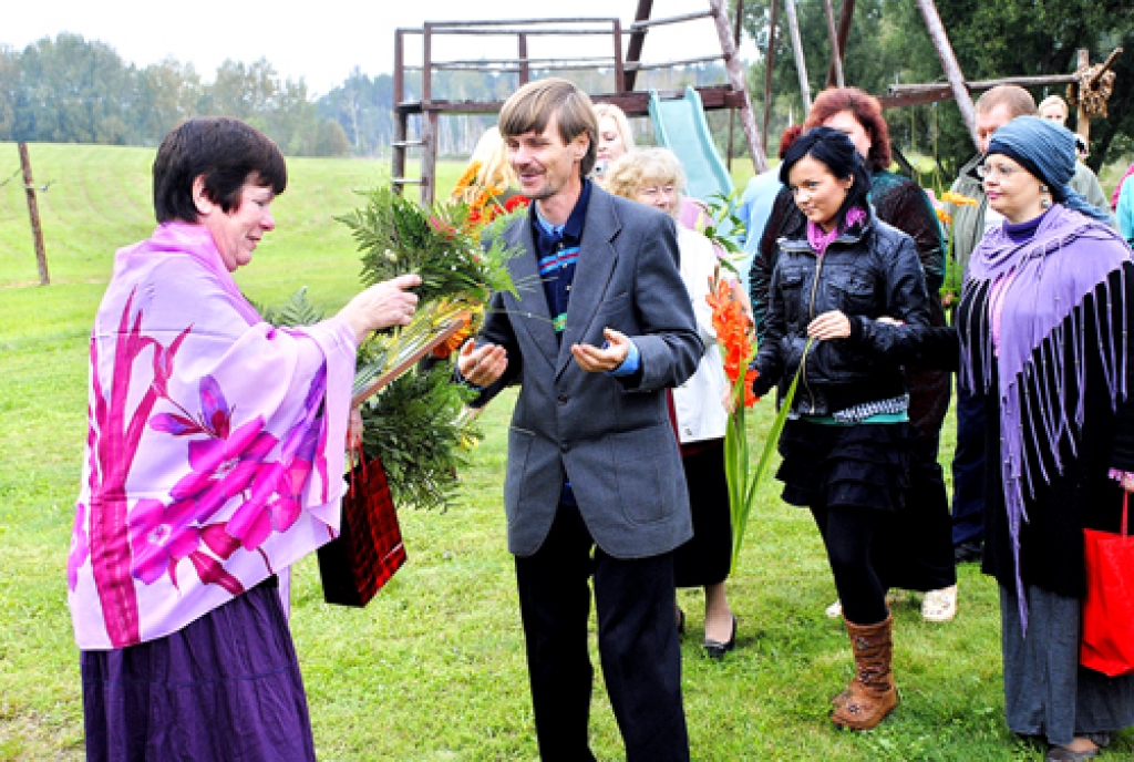 Dzejas dienu organizatorei bārbelietei Brigitai Krauzei (no kreisās) mīļākais gadalaiks ir pavasaris, bet šūpļa svētkus viņa svin 12. septembrī. Tajos viņu sveica arī Bauskas literātu apvienības dalībnieks Ivars Kārkliņš un citi Dzejas dienu sarīkojuma dalībnieki. 
Autors: IVARS BOGDANOVS