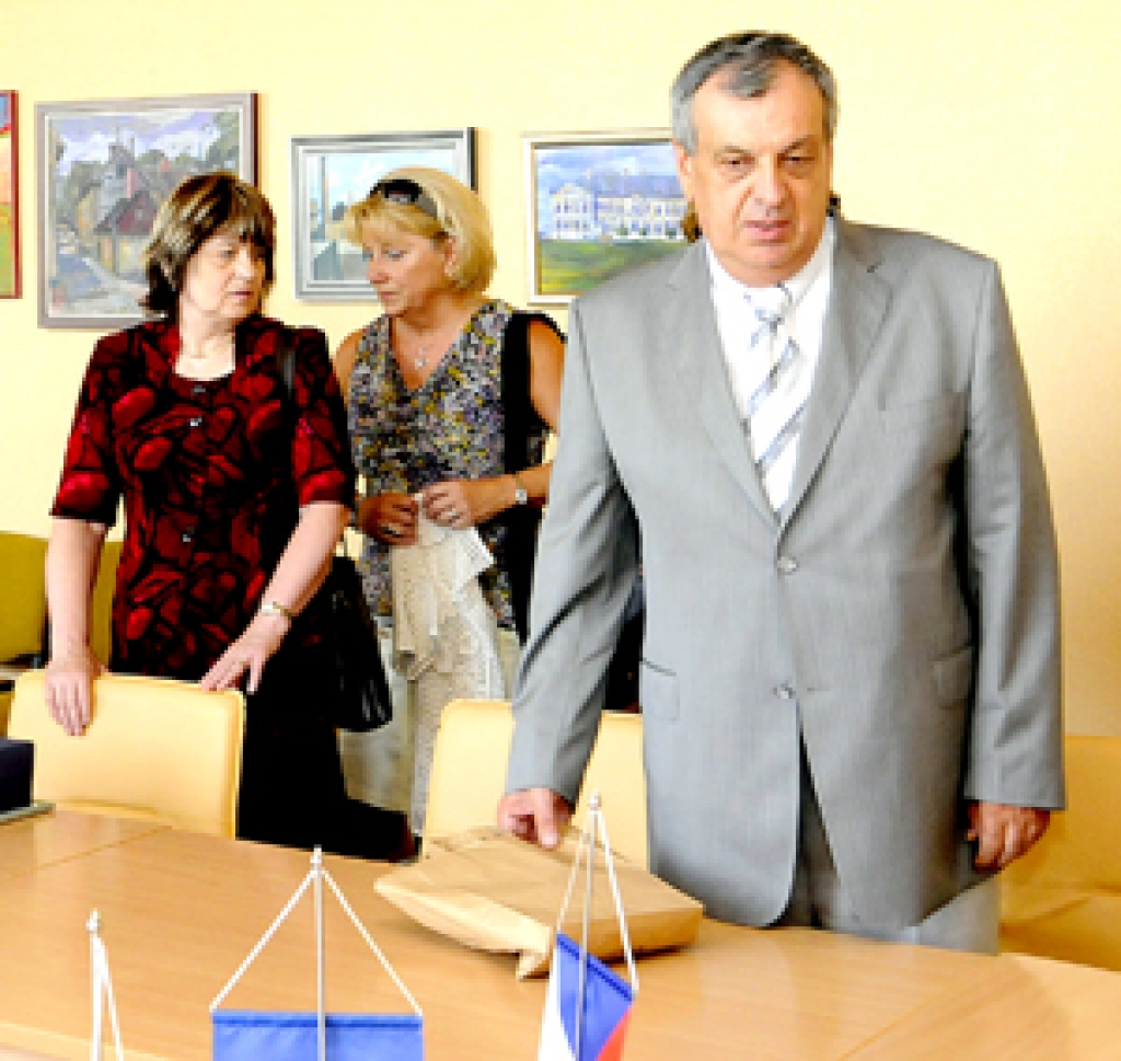 Oldrihs Čtvrtečka (priekšplānā), Nāhodas mērs, Bauskas delegāciju bija ielūdzis uz Kurzemes svētkiem.
Autors: No «Bauskas Dzīves» arhīva.