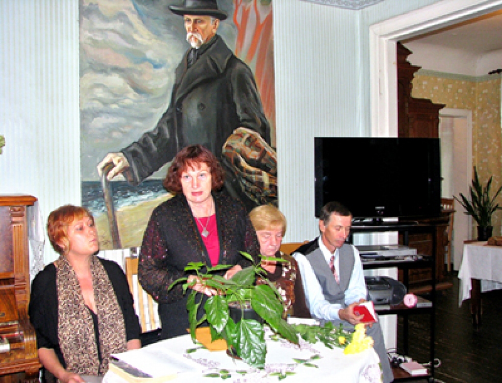 Dzejnieku Raiņa un Aspazijas dzīvokļa viesistabā 11. septembrī, Raiņa 145. dzimšanas dienā, savu dzeju runāja Bauskas literāti. 
Autors: VILNIS AUZĀNS