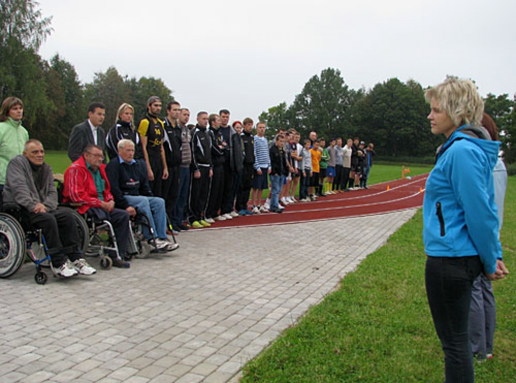 Sportistus Codes pagasta vasaras sporta spēļu atklāšanas parādē uzrunā pagasta pārvaldes vadītāja Dace Šķiliņa.
Autors: VILNIS AUZĀNS
