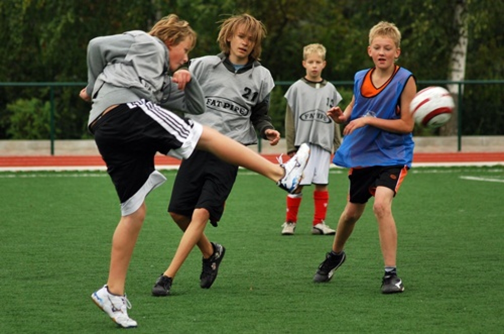 Bauskas Bērnu un jaunatnes sporta skolas rīkotajās sacensībās 97./98. gadā dzimušajiem futbolistiem uzvarēja Bauskas 1. vidusskolas komanda (pelēkajos tērpos).
Autors: Uldis Varnevičs