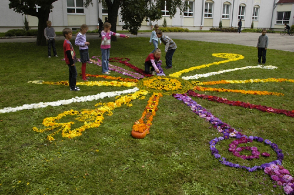 Īslīces vidusskolā jau otro reizi īpaši atvadās no aizejošās vasaras. 8. septembrī visa skolas saime veidoja ziedu sauli. 
Autors: Ivars Bogdanovs