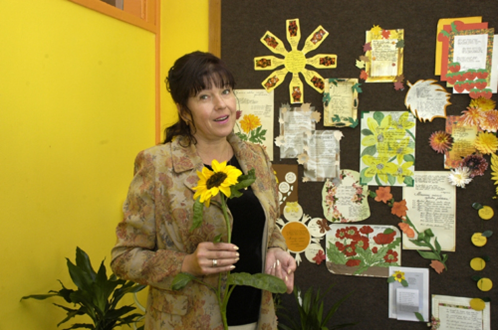 Bērnudārza «Zīlīte» vadītājai Ilgai Ķiģelei darbinieki uz jubileju sagādājuši viņas veidoto apsveikumu izstādi. 
Autors: Ivars Bogdanovs