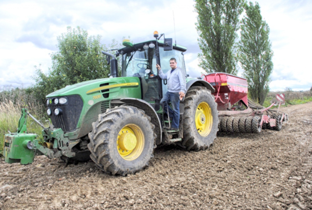SIA «Lielmežotne» tehnikas vīru pulkā ir ģimene – Valdis (attēlā) un Ivars Buļļi. Valdis mācījies no tēva un zinības ieguvis Saulaines profesionālajā vidusskolā.
Autors: Ivars Bogdanovs