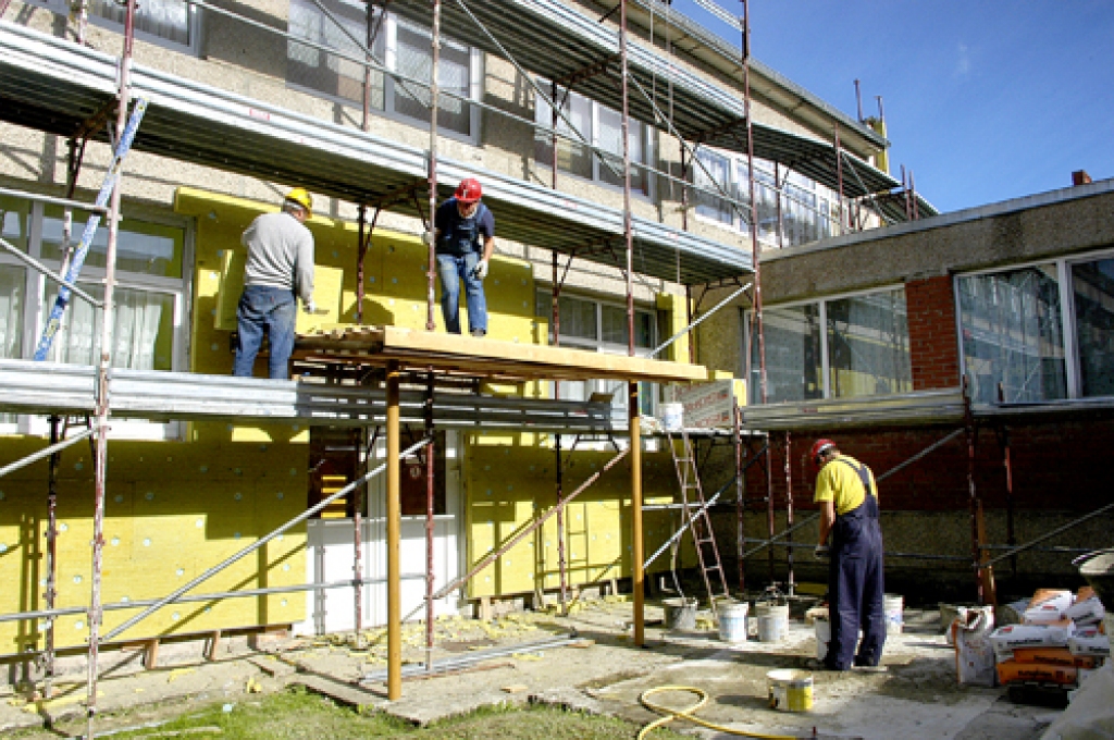 Bērnudārza «Zīlīte» sienas siltina SIA «Modus būve» strādnieki. 
Autors: Ivars Bogdanovs