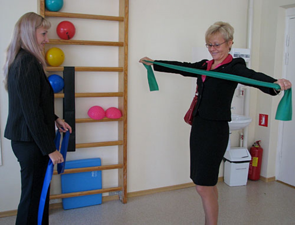 Fizioterapeite Irina Pašišņaka (no kreisās) ierāda SEB bankas Bauskas filiāles vadītājai Sandrai Poļakovai, kā muskuļu vingrināšanai izmantot elastīgo lenti.
Autors: Vilnis Auzāns