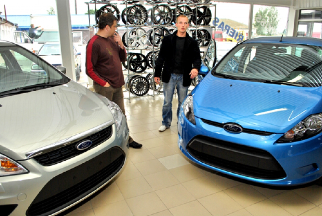 Egils Millers (no kreisās), SIA «Teiksmas» valdes priekšsēdētājs, un pārdevējs Gunārs Daģis pie jaunajām mašīnām. 
Autors: Ivars Bogdanovs