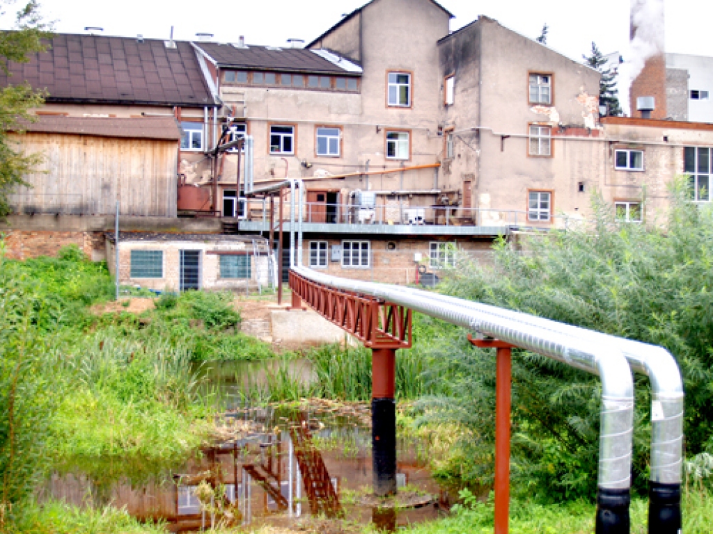 Trase, ko pavasarī aiznesa plūdi, pār Iecavas upi atjaunota un piegādās siltumu Baldones ielas namu iemītniekiem.
Autors: Madara Ērgle