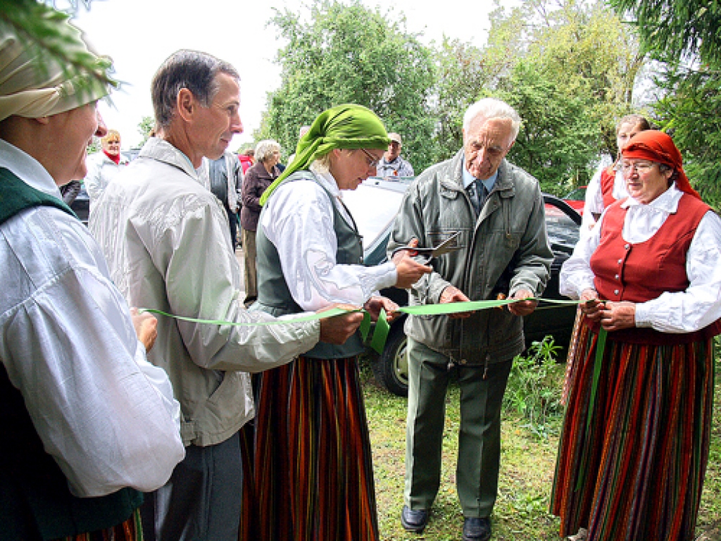 Atklāšanas lentu griež idejas autori vēsturnieki Ēvalds Kivilands (otrais no labās) un Andris Kopeika (otrais no kreisās), projekta atbalstītājas no «Liepām» Agita Hauka (no kreisās), Beāta Mīlgrāve un Ruta Āboliņa.
Autors: Madara Ērgle.