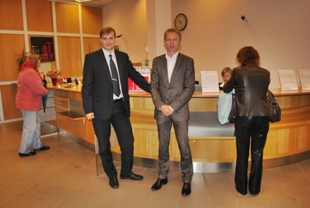 Bankas «Citadele» Bauskas filiāles pārvaldnieks Ermīns Urtāns (no kreisās) un valdes loceklis Guntis Beļavskis Bauskas filiāles telpās. 
Autors: Uldis Varnevičs