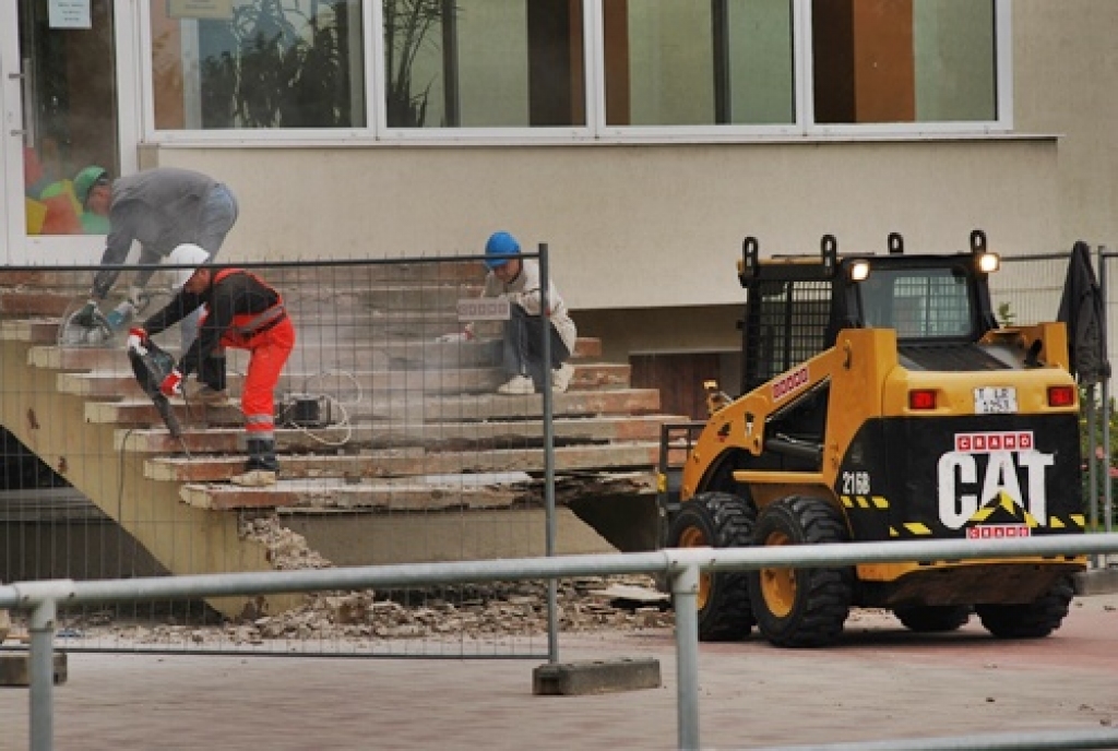 Tiek demontētas kāpnes pie Bauskas 1. vidusskolas ieejas.
Autors: Uldis Varnevičs
