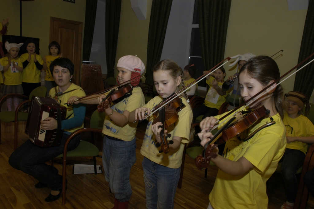 Bez maksas bērni un jaunieši populārajā folkloras kopā «Tarkšķi» Kristīnes Kareles vadībā varēs apgūt gan tautisku dziedāšanu un dejošanu, gan rotaļās iešanu un instrumentu spēli. Nodarbības «Tarkšķiem» sāksies 16. septembrī.
Autors: No «Bauskas Dzīves» arhīva.