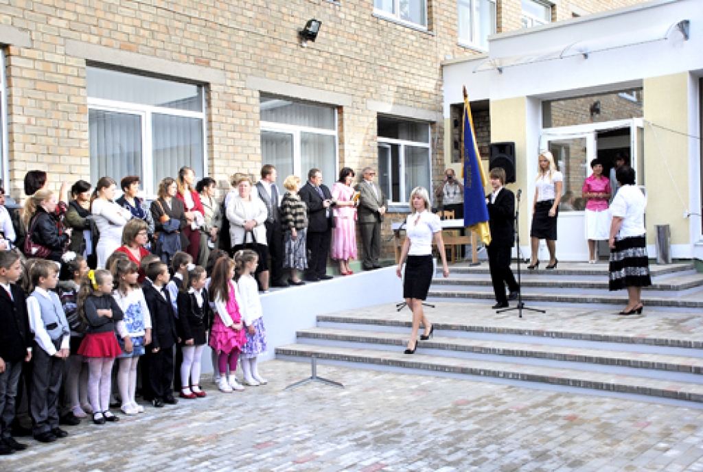 Šogad Pilsrundāles vidusskolas slieksni bijīgi pārkāpa 20 pirmklasnieku. Skolas gaitas sākot, viņus iedrošināja 26 abitūrijas klases audzēkņi.
Autors: Ivars Bogdanovs