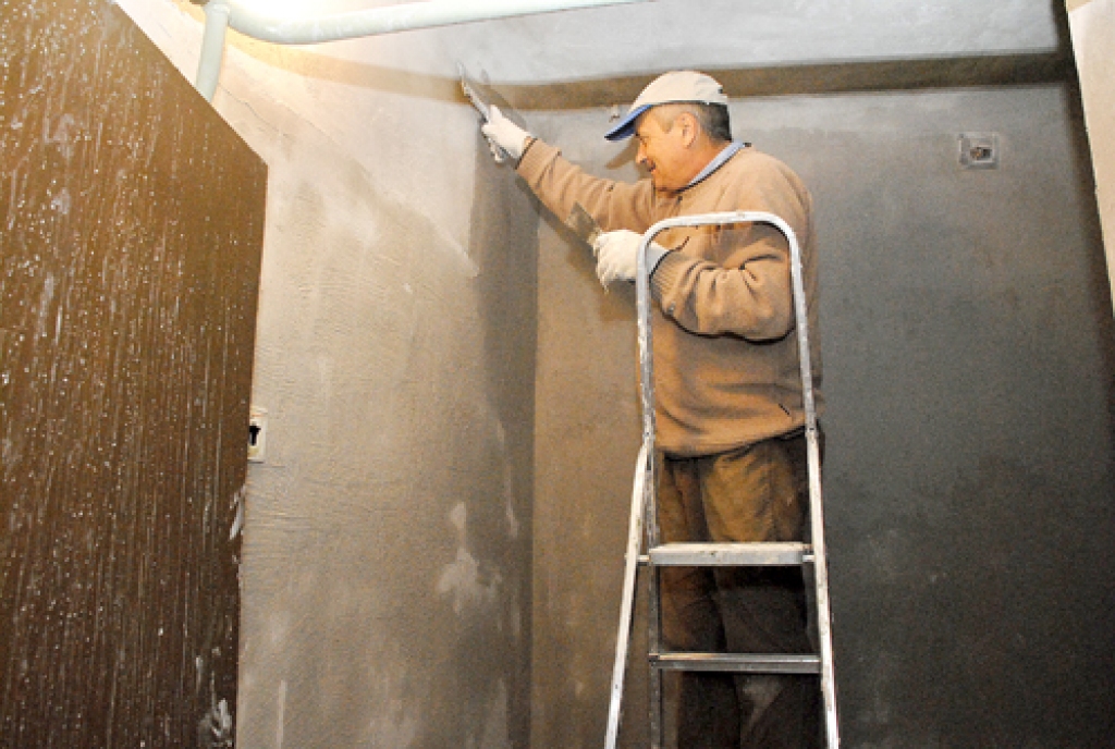 Strādnieks Leonīds Kuranovs ir celtniecības darbu speciālists ar pieredzi. 
Autors: Ivars Bogdanovs