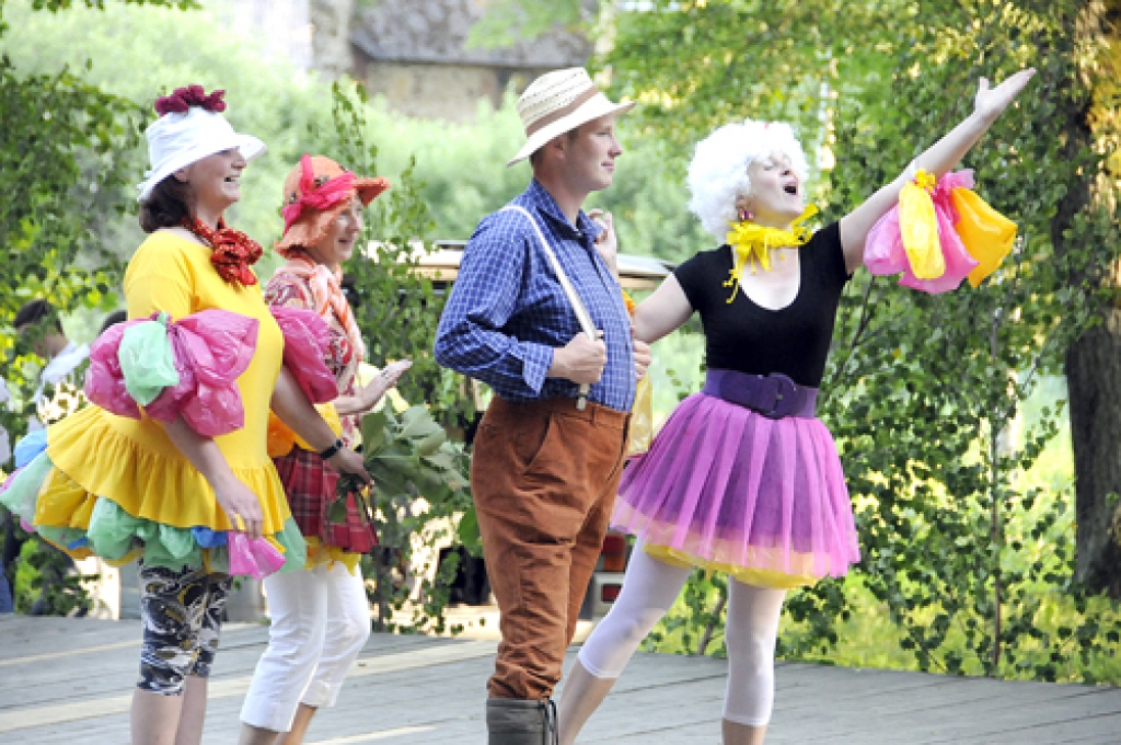 Kurmenes amatierteātra aktieri Pēterdienas uzvedumā.
Autors: no «Bauskas Dzīves» arhīva.