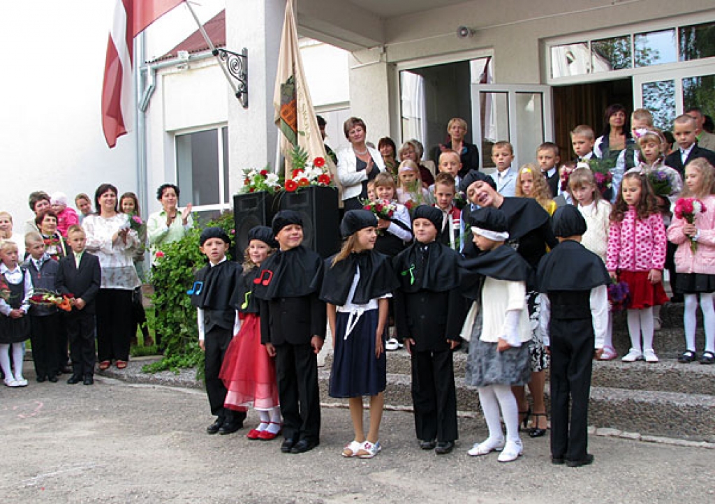 Īslīces vidusskolas 1. klases audzēkņi jau pirmajā skolas dienā visus priecēja ar skanīgu priekšnesumu. Kopā ar bērniem audzinātāja Aiva Skaldere.
Autors: Vilnis Auzāns