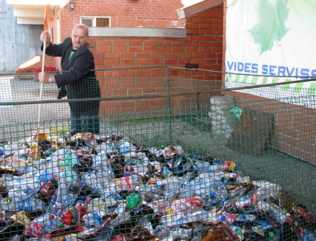 Dzintars Kļava, SIA «Vides serviss» nozares vadītājs, pirms izlozes cītīgi pārmaisa iedzīvotāju savāktās un saplacinātās PET pudeles.
Autors: Vilnis Auzāns