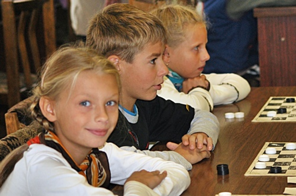 Ar sākumskolas vecuma dambretistu debiju sacensībās sākušies Bauskas novada atklātās olimpiādes turnīri dambretē un šahā. Uz pirmajām sacīkstēm 17. septembrī šaha un dambretes klubā Bauskā, Uzvaras ielā, bija ieradušies apmēram 20 jaunie...
Autors: Uldis Varnevičs