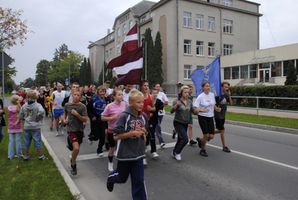 Pasaules sadraudzības skrējiens «World Harmony run», kas apvieno cilvēkus no daudzām pasaules valstīm, šogad cauri veda arī Bauskai. 
Autors: Ivars Bogdanovs