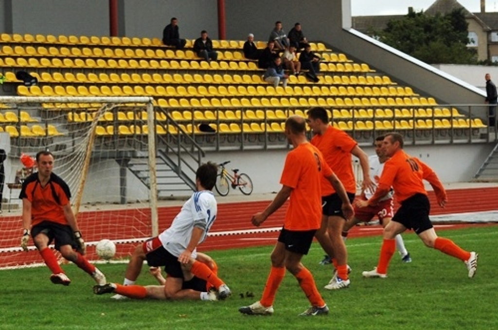  Komanda «Brunava», pārspējot «NHS» ar rezultātu 5:4, izcīnīja Rundāles novada kausu. Pirms nedēļas viņi kļuva arī par Bauskas novada čempioniem. Trešās vietas ieguvējs tika noskaidrots soda sitienu sērijā, kurā «Ceraukste» pārspēja...
Autors: Uldis Varnevičs