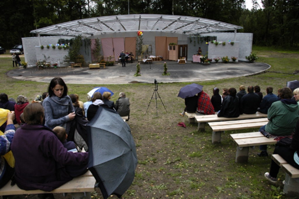 Vecumnieku novada Stelpē nav kultūras nama, bet kopš 4. septembra ir estrāde. To iedimdināja Skaistkalnes pūtēju orķestris, bet speciāli atklāšanai stelpieši iestudējuši Rūdolfa Blaumaņa «Trīnes grēkus». Estrādes atklāšanas svētkos...
Autors: Ivars Bogdanovs