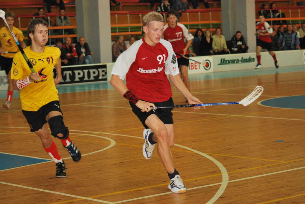 Florbola spēlē starp FK «Bauska» un Kocēnu klubu «Rubene», kas notika Bauskā, Mēmeles sporta namā, 4. septembrī, baušķenieki zaudēja ar rezultātu 3:6. 
Viesi jau pirmajā trešdaļā izvirzījās vadībā ar rezultātu 4:0. Divus vārtus mājiniekiem...
Autors: Uldis Varnevičs