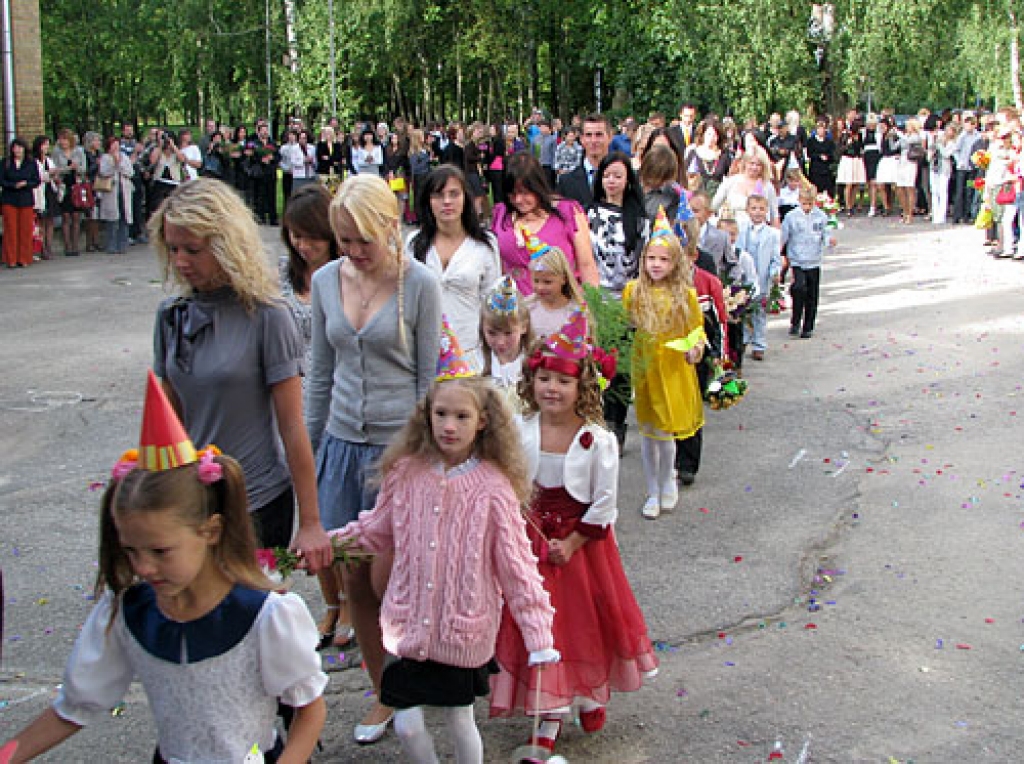 Divi duči pirmklasnieku šogad sāka skolas gaitas Īslīces vidusskolā. Viņus iedrošināja un laba vēlējumus teica tieši tikpat – 24 – 12. klases audzēkņi. Jautru noskaņu mazliet satrauktajiem pirmklasniekiem, kā arī visai skolas saimei radīja...
Autors: Vilnis Auzāns