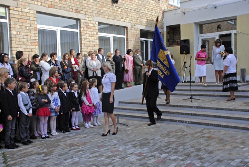 Pilsrundāles vidusskolas slieksni 1. septembrī bijīgi pārkāpa 20 pirmklasnieku. Skolas gaitas sākot, viņus iedrošināja 26 abitūrijas klases audzēkņi. Mācību gada pirmajā dienā skolēnus un vecākus uzrunāja skolas direktore Anda Liškauska,...
Autors: Ivars Bogdanovs